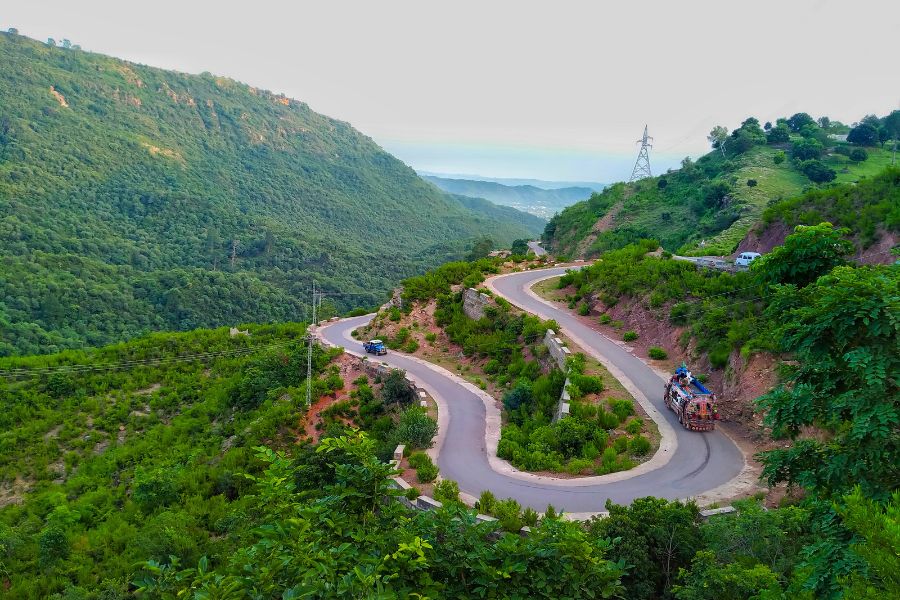 Smart Driving Tips for Tourists Navigating Pakistan’s Mountain Roads